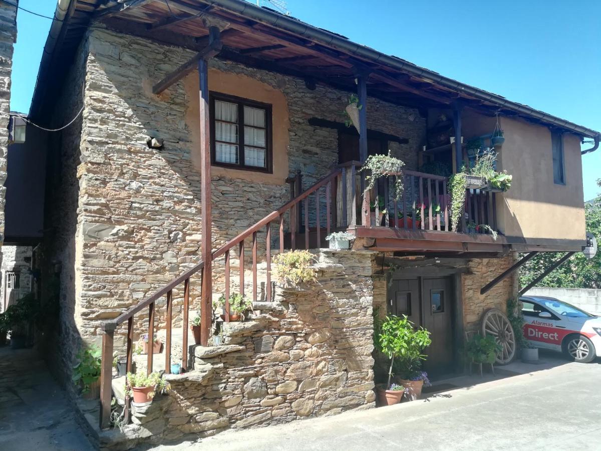 3 Negrillas Country house